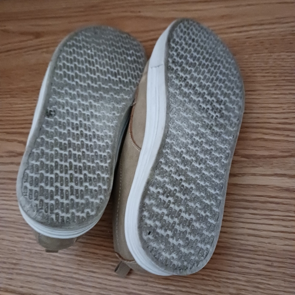 Osh Kosh Kids Pull On Sneakers EUC Shoes Size 3M Tan - Picture 5 of 5